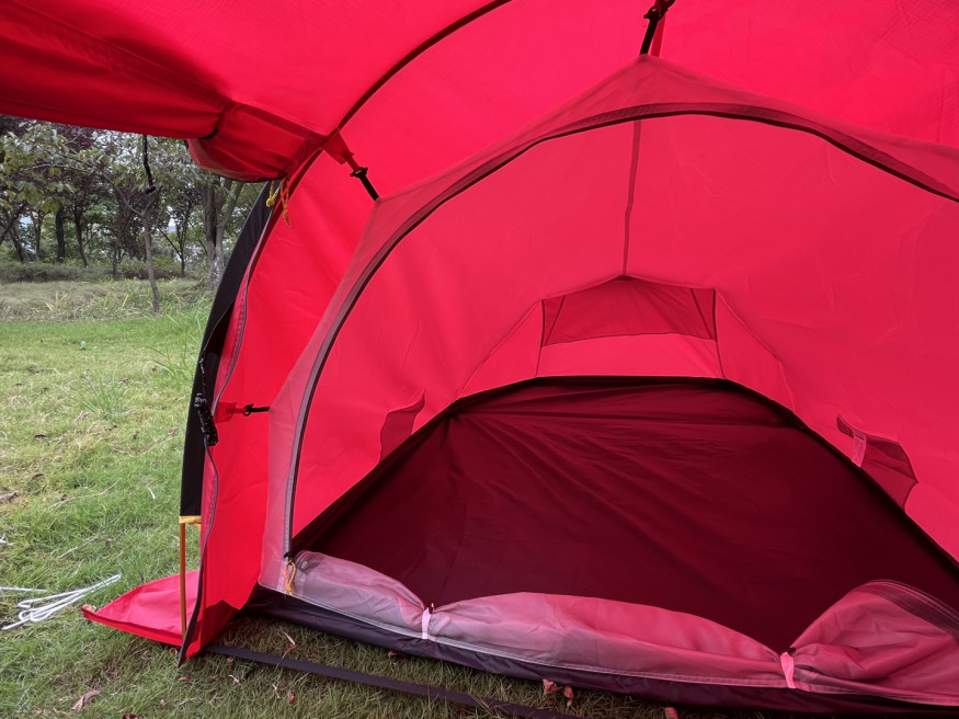 Палатка TALBERG Norga 3, двухместная, с выходом под трубу, красный цвет